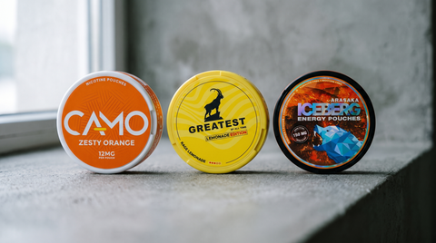 Several nicotine pouch cans from the Patch nicotine vs pouches : le comparatif honnête range lined up side by side on a worktop